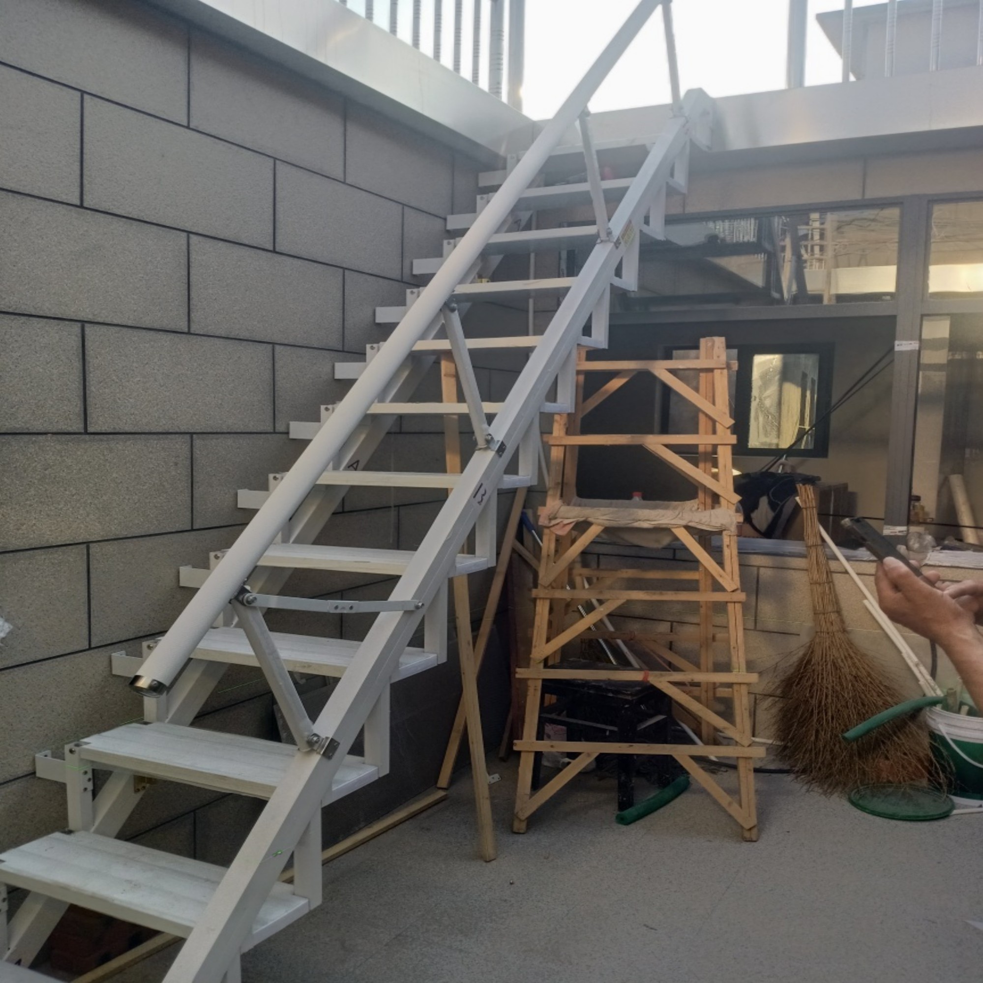 Folding Stairs Against Wall Manufacturer - Image 3 Folding Stairs Against Wall Manufacturer - Image 3