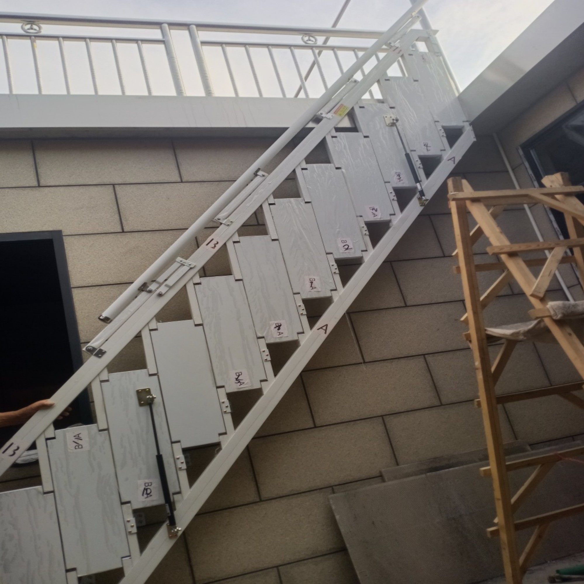 Folding Stairs Against Wall Manufacturer - Image 4 Folding Stairs Against Wall Manufacturer - Image 4